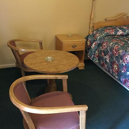 Deluxe Inn Гіброн Екстер'єр фото